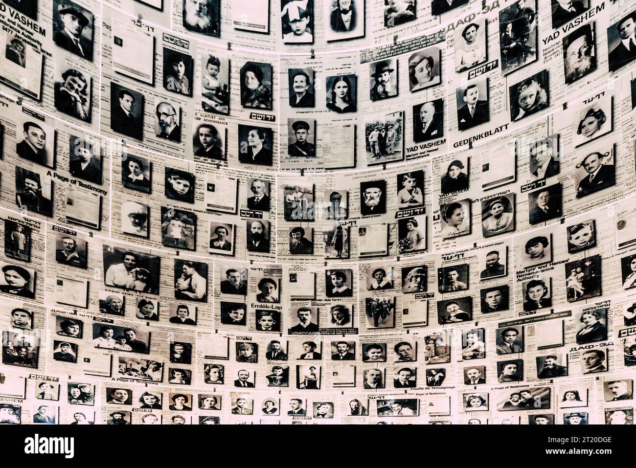 Hall of Names nel Yad Vashem Holocaust Memorial Site a Gerusalemme, Israele, che ricorda alcuni dei 6 milioni di ebrei uccisi durante l'olocausto Foto Stock