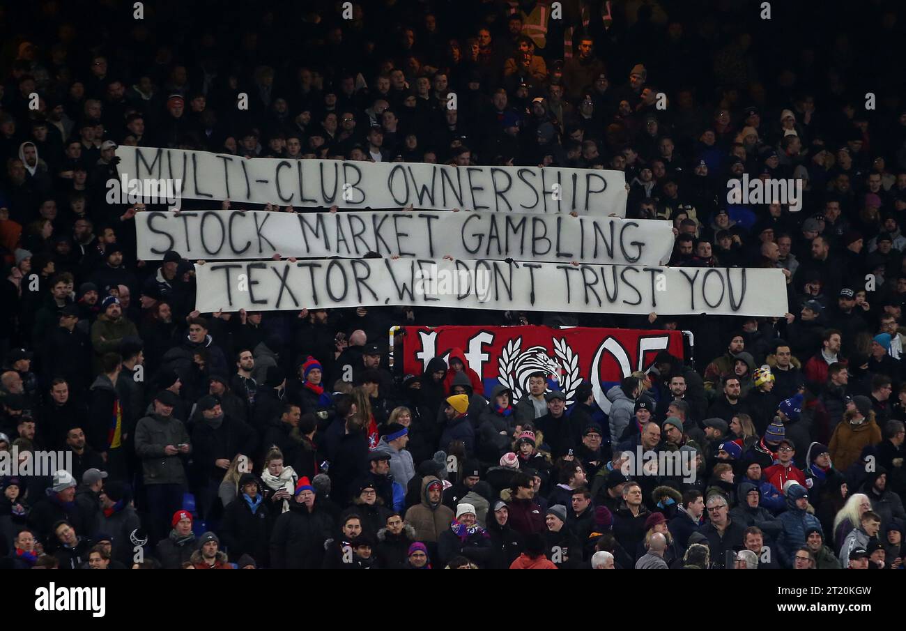 I fan di Crystal Palace hanno avuto un striscione su Crystal Palace Co-proprietario e proprietario di Lyon John Textor "multi club ownership stock market Gambling Textor We Don't trust you". - Crystal Palace contro Manchester United, Premier League, Selhurst Park Stadium, Croydon, Regno Unito - 18 gennaio 2023. Solo per uso editoriale - si applicano le restrizioni DataCo. Foto Stock