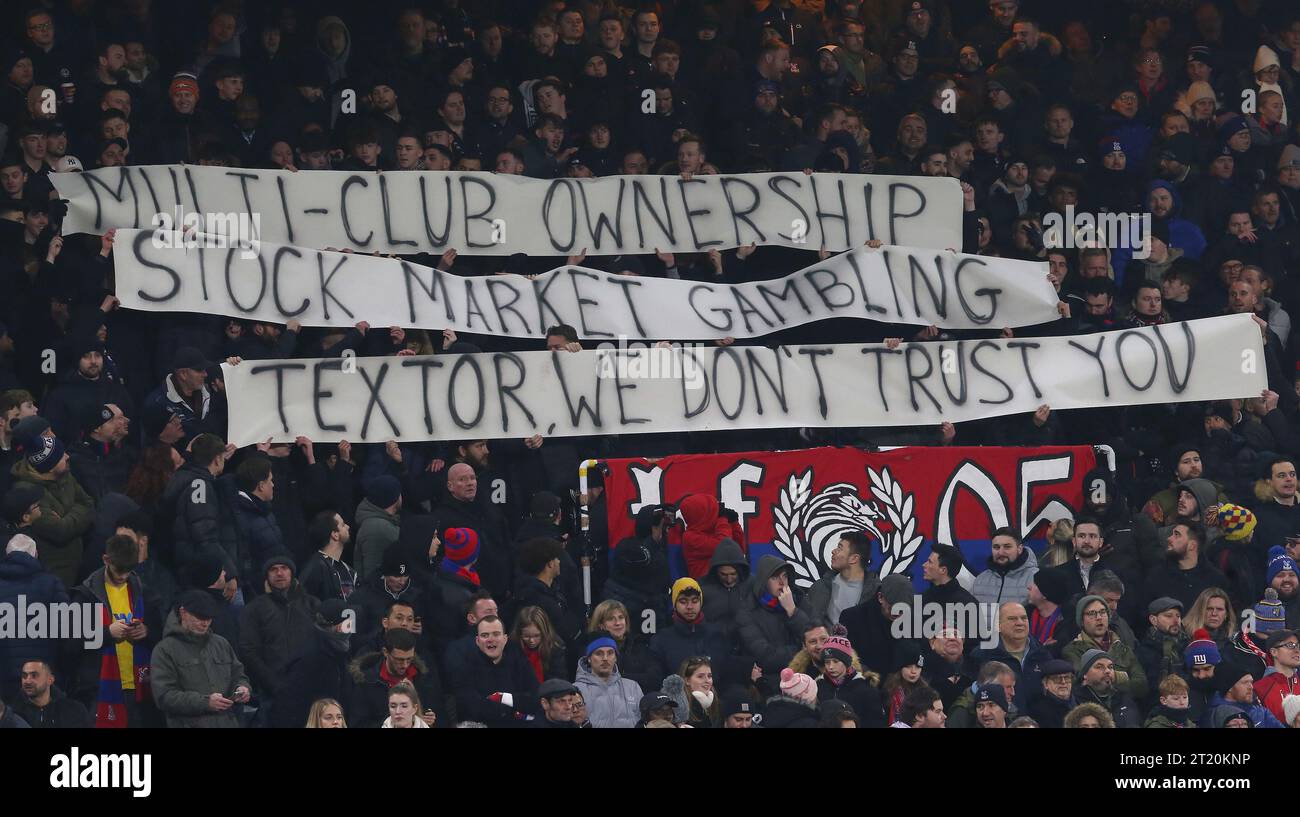 I fan di Crystal Palace hanno avuto un striscione su Crystal Palace Co-proprietario e proprietario di Lyon John Textor "multi club ownership stock market Gambling Textor We Don't trust you". - Crystal Palace contro Manchester United, Premier League, Selhurst Park Stadium, Croydon, Regno Unito - 18 gennaio 2023. Solo per uso editoriale - si applicano le restrizioni DataCo. Foto Stock