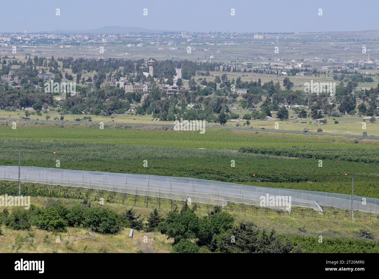 Israele, alture del Golan ISRAELE, alture del Golan, zona cuscinetto e recinzione di confine con la Siria, ex territorio siriano occupato da Israele durante la guerra di sei giorni e la guerra dello Jom Kippur, distrutto la città siriana Quneitra *** ISRAEL, Golanhöhen, Grenze und Pufferzone zwischen Israel und Syrien, das Gebiet wurde im Sechstagekrieg 1967 von Israel besetzt und 1981 annektiert, zerstörte syrische Stadt Quneitra Israel Foto Stock