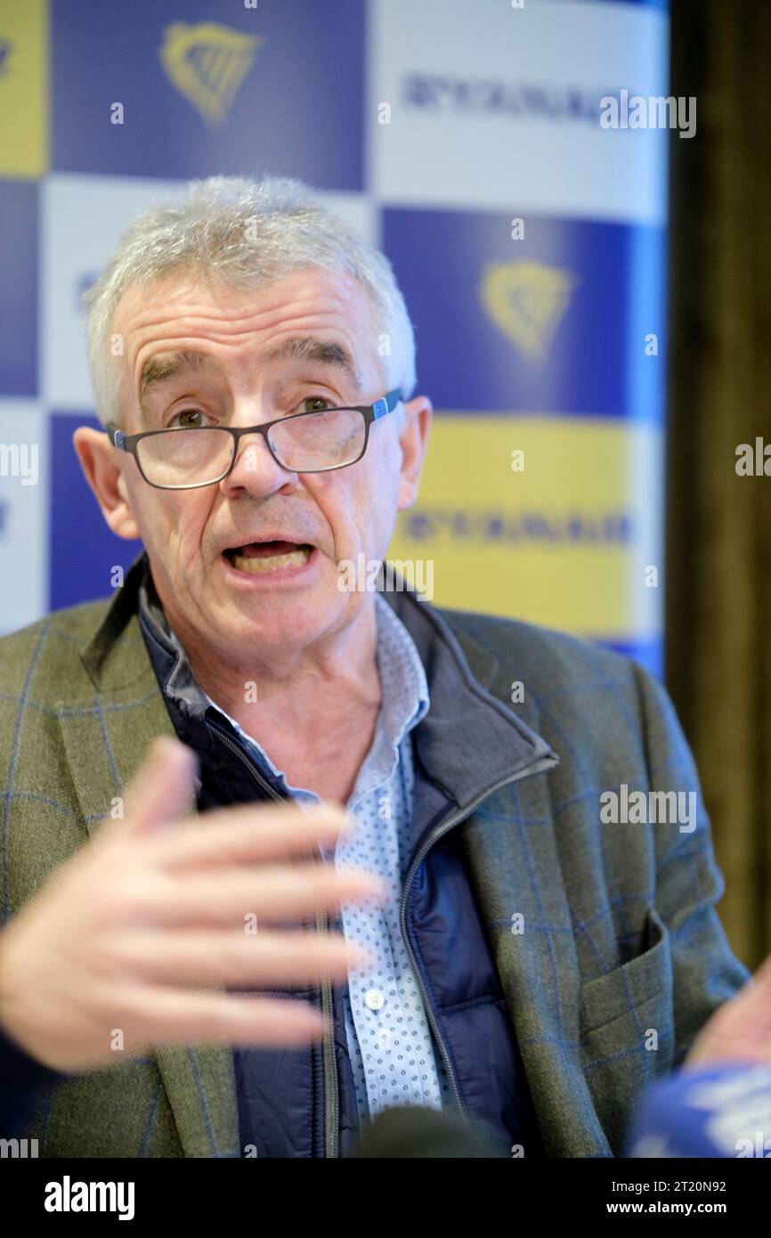 Belgio, Bruxelles, 17 gennaio 2023: Comunicato stampa con Michael o'Leary, CEO della compagnia aerea Ryanair, in cui ha dichiarato che Air Fares Co Foto Stock