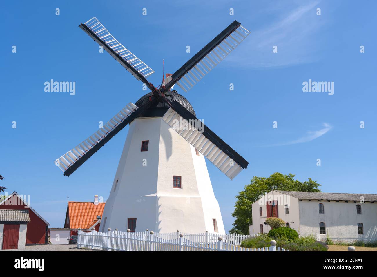 Un bellissimo mulino bianco anchioso ad aarsdale, Bornholm, in una giornata di sole con cielo blu Foto Stock