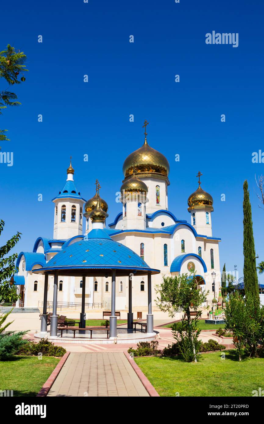 Le cupole dorate della chiesa ortodossa russa di Apostolou Andrea, Sant'Andrea, Apostolo Andrea, Santa Metropoli di Tamason e Oreinis, Nicosia, Cipr Foto Stock