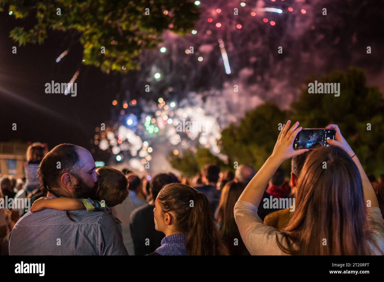 I fuochi d'artificio danno il tocco finale alle feste del Pilar di Saragozza, in Spagna Foto Stock