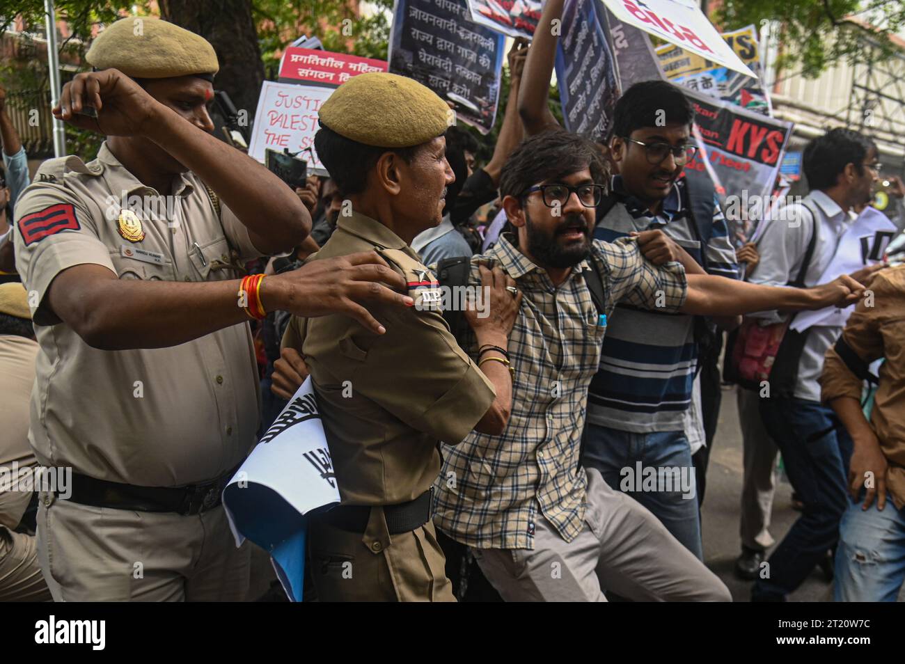 Nuova Delhi, Delhi, India. 16 ottobre 2023. Il personale della polizia indiana ha trattenuto un attivista durante una protesta anti-israeliana, contro gli attacchi di rappresaglia a Gaza, a nuova Delhi, in India. (Immagine di credito: © Kabir Jhangiani/ZUMA Press Wire) SOLO USO EDITORIALE! Non per USO commerciale! Foto Stock