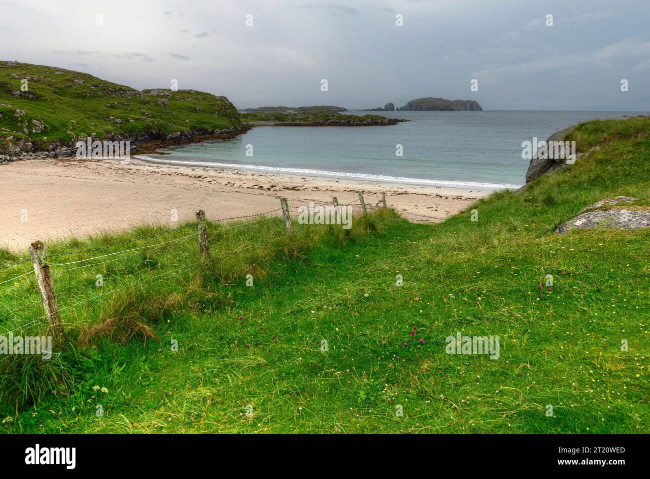 Bosta Beach è una splendida spiaggia di sabbia bianca situata sull'isola di Great Bernera, al largo della costa occidentale dell'isola di Lewis in Scozia. Foto Stock