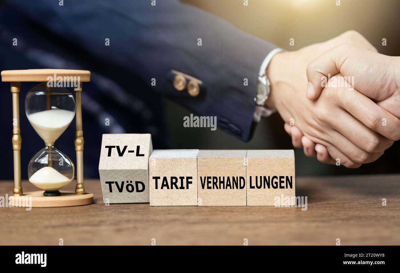 I cubi formano l'espressione tedesca "TV-L Tarifverhandlungen" (trattative tariffarie). Simbolo per le negoziazioni sul pagamento per i dipendenti pubblici. Foto Stock