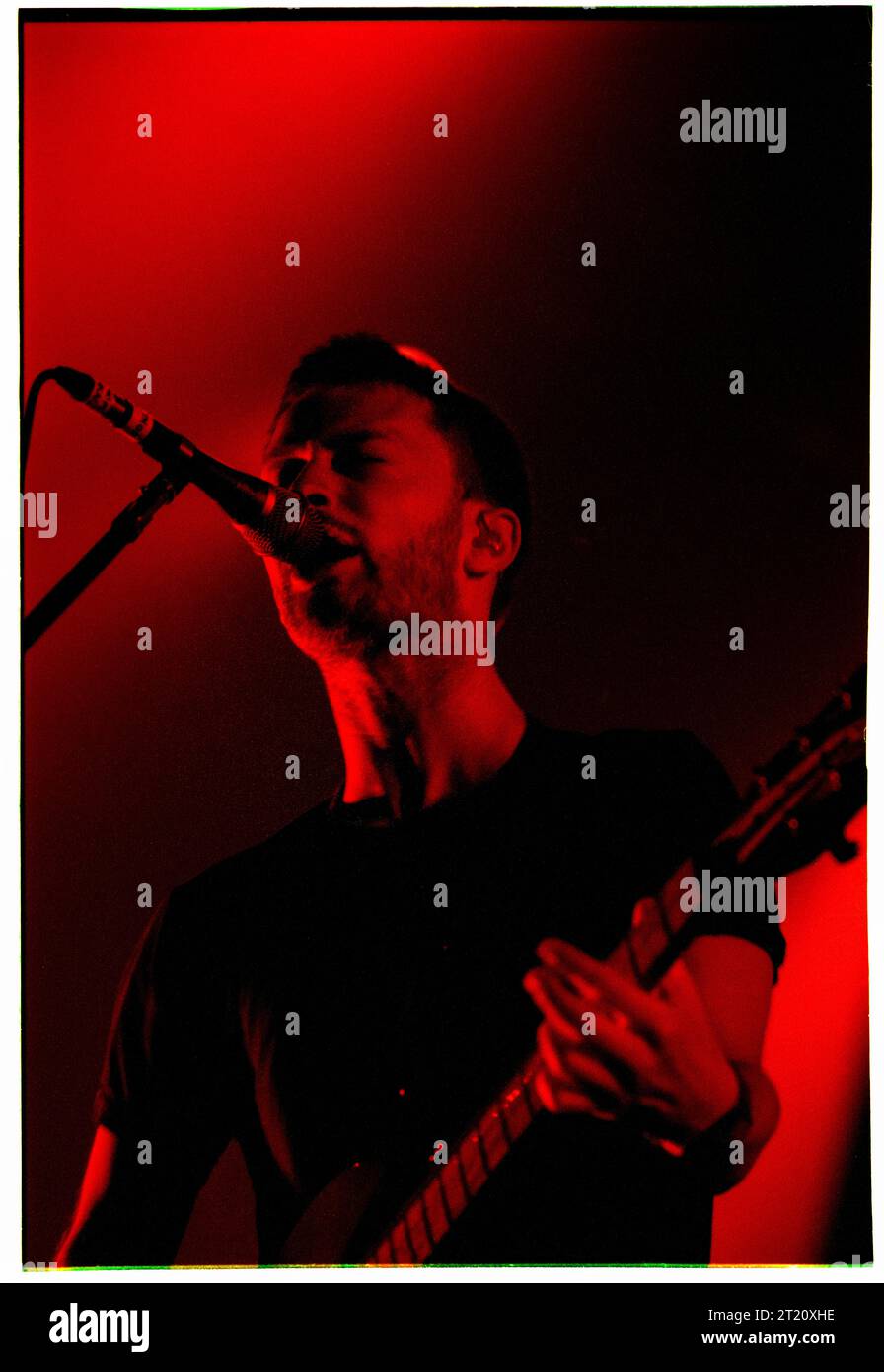 THOM YORKE, RADIOHEAD, KID A, 2000: Thom Yorke dei Radiohead anteprima di brani dall'album inedito Kid A il 2 settembre 2000 a Tredegar House, Newport, Galles, Regno Unito. Questa foto è stata girata su pellicola e il concerto è stato eseguito in un'oscurità quasi completa senza una normale illuminazione del palcoscenico. L'album è stato pubblicato un mese dopo. Foto: Rob Watkins Foto Stock