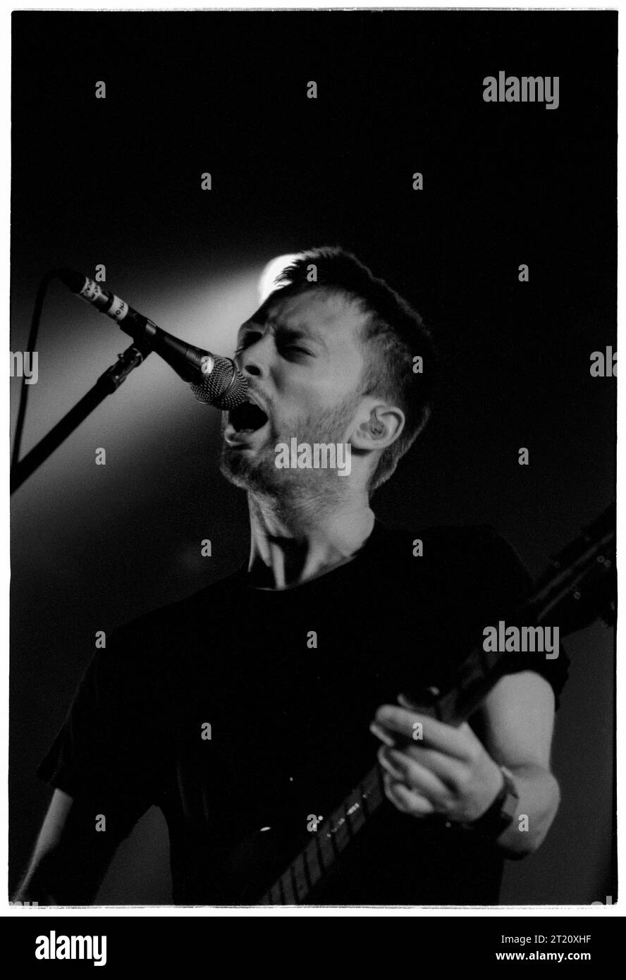 THOM YORKE, RADIOHEAD, KID A, 2000: Thom Yorke dei Radiohead anteprima di brani dall'album inedito Kid A il 2 settembre 2000 a Tredegar House, Newport, Galles, Regno Unito. Questa foto è stata girata su pellicola e il concerto è stato eseguito in un'oscurità quasi completa senza una normale illuminazione del palcoscenico. L'album è stato pubblicato un mese dopo. Foto: Rob Watkins Foto Stock