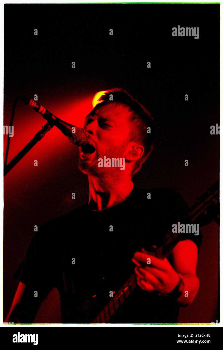 THOM YORKE, RADIOHEAD, KID A, 2000: Thom Yorke dei Radiohead anteprima di brani dall'album inedito Kid A il 2 settembre 2000 a Tredegar House, Newport, Galles, Regno Unito. Questa foto è stata girata su pellicola e il concerto è stato eseguito in un'oscurità quasi completa senza una normale illuminazione del palcoscenico. L'album è stato pubblicato un mese dopo. Foto: Rob Watkins Foto Stock