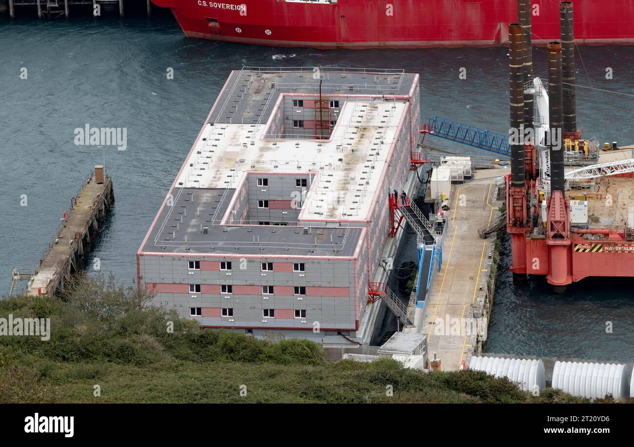 Persone a bordo della chiatta per richiedenti asilo Bibby Stockholm ormeggiata a Portland Port Dorset 16/10/2023 Foto Stock