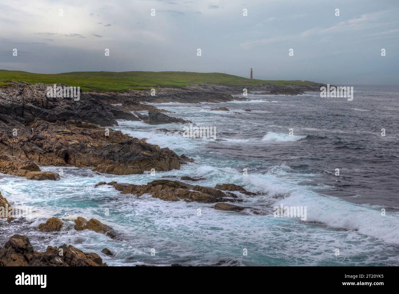 Dun Eistean è un forte medievale in rovina su un'isola di marea al largo della costa dell'Isola di Lewis nelle Ebridi esterne della Scozia. Foto Stock