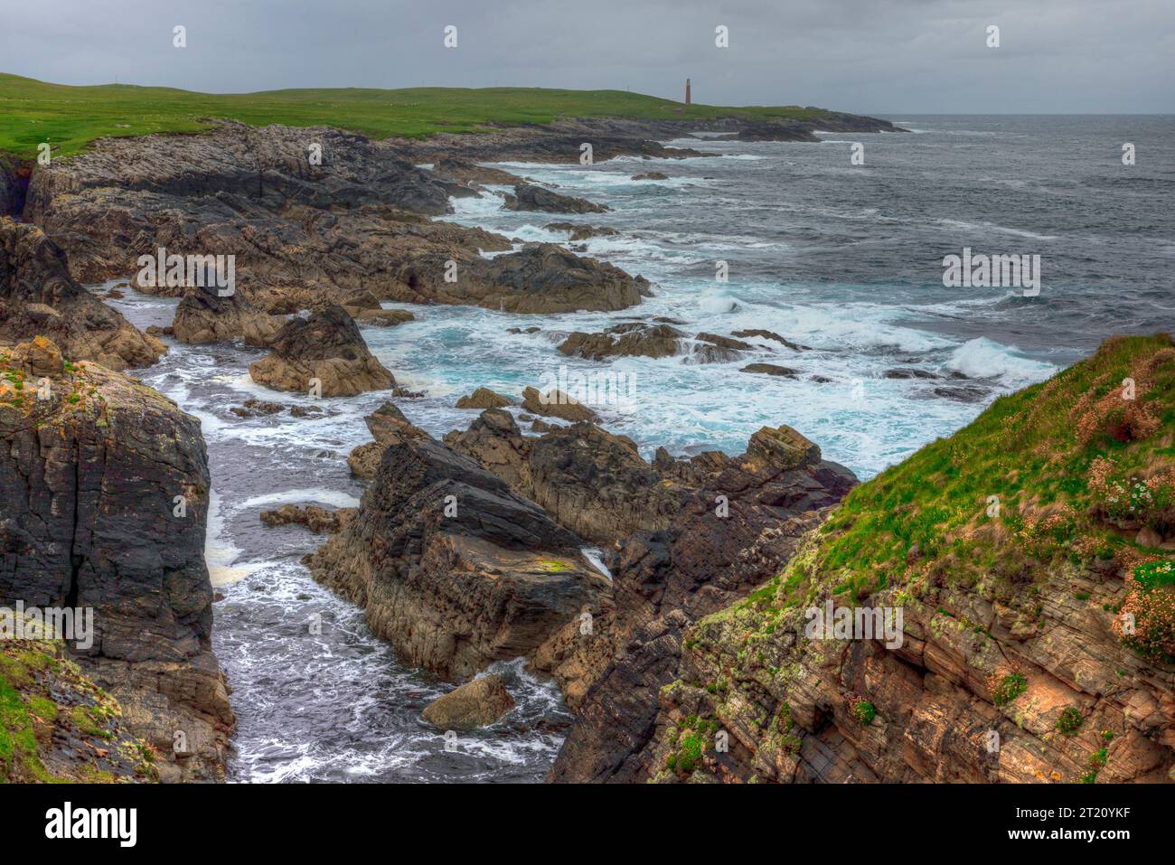 Dun Eistean è un forte medievale in rovina su un'isola di marea al largo della costa dell'Isola di Lewis nelle Ebridi esterne della Scozia. Foto Stock