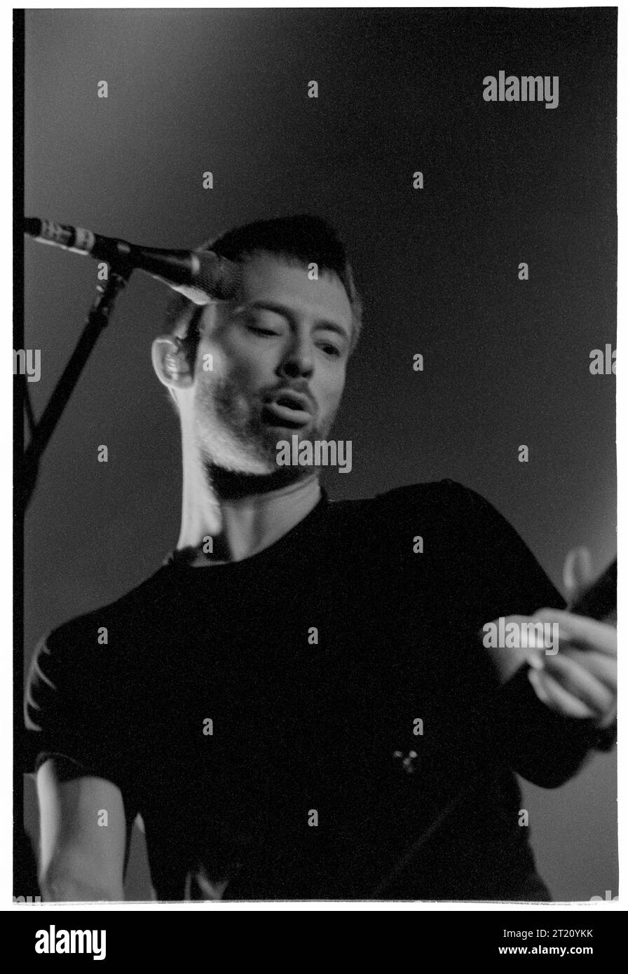 THOM YORKE, RADIOHEAD, KID A, 2000: Thom Yorke dei Radiohead anteprima di brani dall'album inedito Kid A il 2 settembre 2000 a Tredegar House, Newport, Galles, Regno Unito. Questa foto è stata girata su pellicola e il concerto è stato eseguito in un'oscurità quasi completa senza una normale illuminazione del palcoscenico. L'album è stato pubblicato un mese dopo. Foto: Rob Watkins Foto Stock