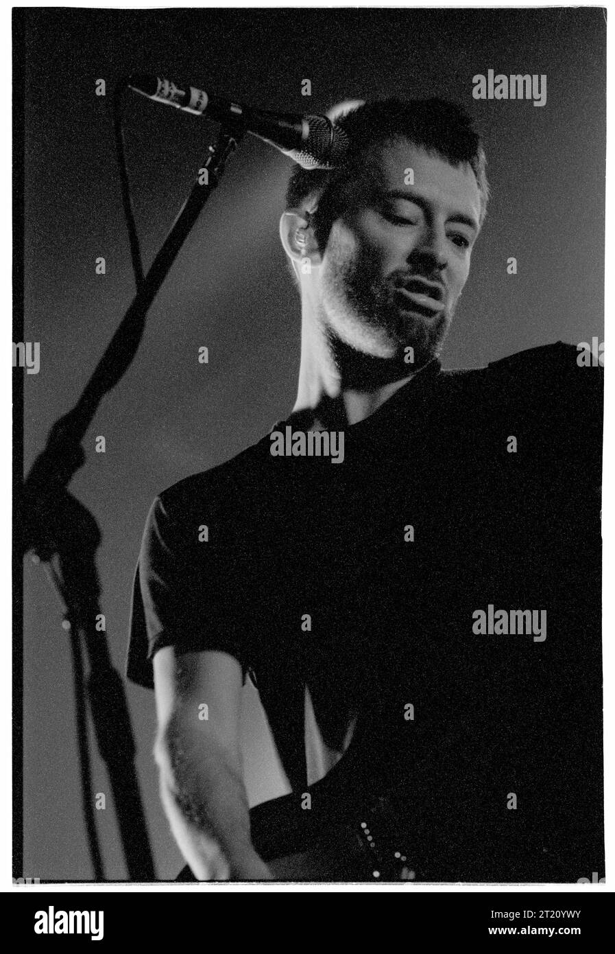 THOM YORKE, RADIOHEAD, KID A, 2000: Thom Yorke dei Radiohead anteprima di brani dall'album inedito Kid A il 2 settembre 2000 a Tredegar House, Newport, Galles, Regno Unito. Questa foto è stata girata su pellicola e il concerto è stato eseguito in un'oscurità quasi completa senza una normale illuminazione del palcoscenico. L'album è stato pubblicato un mese dopo. Foto: Rob Watkins Foto Stock