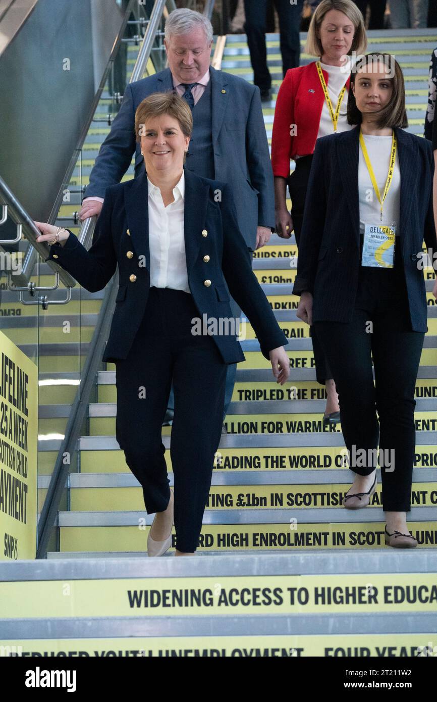 Aberdeen, Scozia, Regno Unito. 16 ottobre 2023. Il secondo giorno della conferenza annuale SNP e l'ex primo Ministro Nicola Sturgeon fa la sua apparizione. Una frenesia mediatica seguì prima di entrare nella sede della conferenza per ascoltare i lavori del pomeriggio. Iain Masterton/Alamy Live News Foto Stock