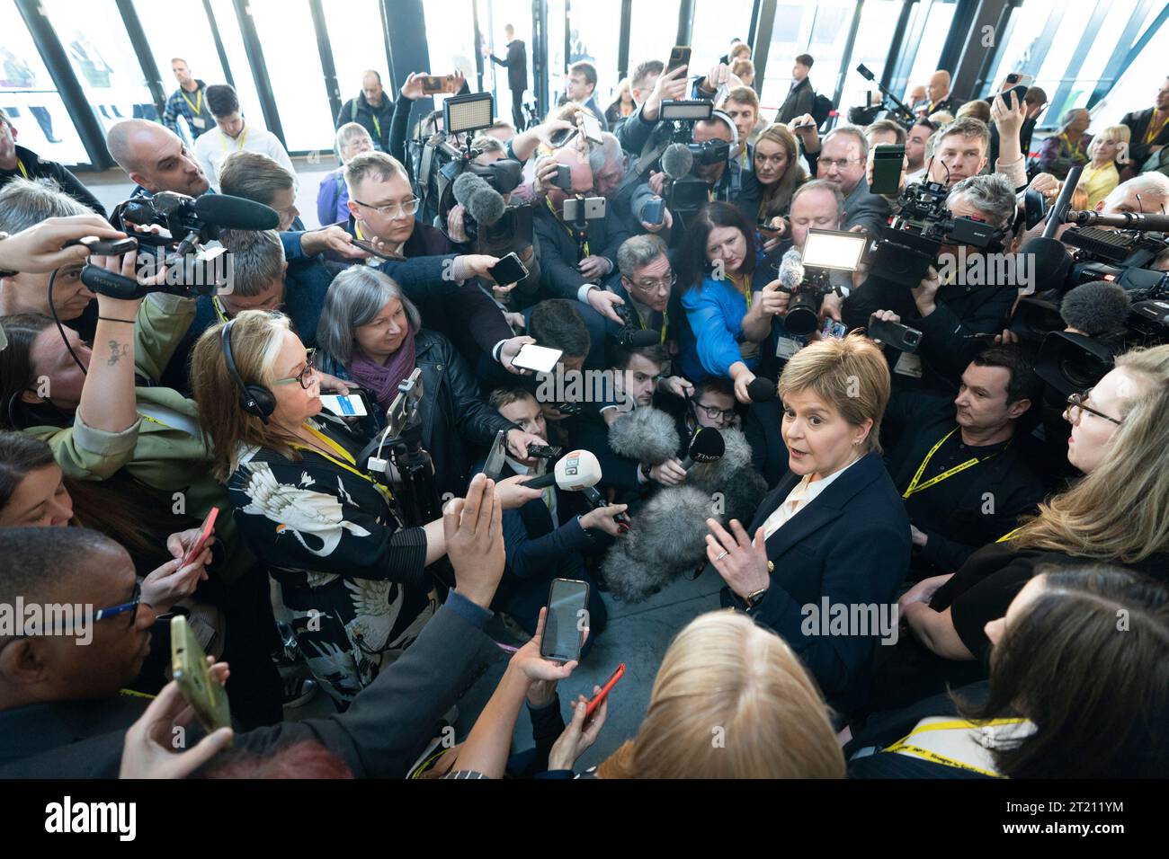 Aberdeen, Scozia, Regno Unito. 16 ottobre 2023. Il secondo giorno della conferenza annuale SNP e l'ex primo Ministro Nicola Sturgeon fa la sua apparizione. Una frenesia mediatica seguì prima di entrare nella sede della conferenza per ascoltare i lavori del pomeriggio. Iain Masterton/Alamy Live News Foto Stock