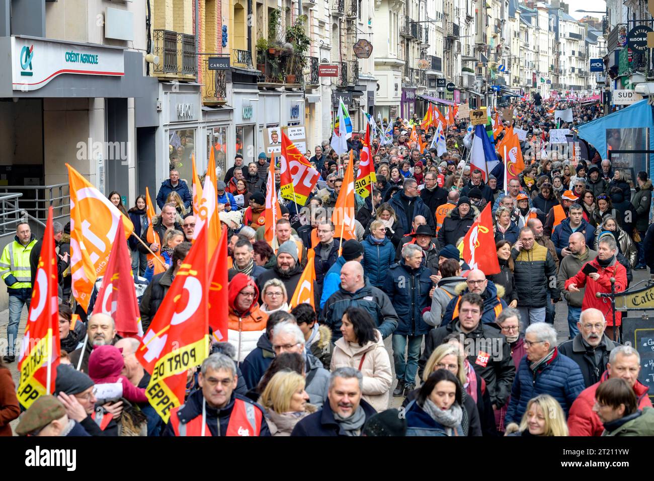 Dieppe (Francia settentrionale) il 31 gennaio 2023: Manifestazione unitaria, giorno di protesta contro la riforma pensionistica. Processione di demonio Foto Stock