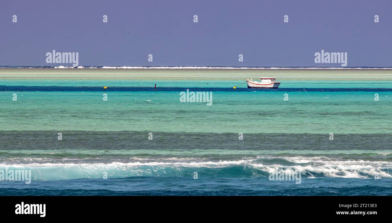 Barca solitaria sulla barriera corallina di Ashmore Foto Stock