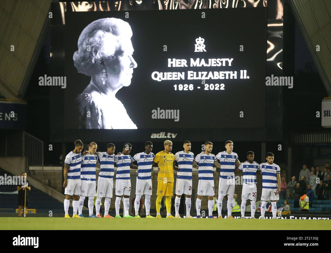 I Queens Park Rangers rispettano la vita della regina Elisabetta II prima del calcio d'inizio. - Millwall contro Queens Park Rangers, Sky Bet Championship, New Den Stadium, Londra. - 14 settembre 2022. Solo per uso editoriale - si applicano le restrizioni DataCo. Foto Stock