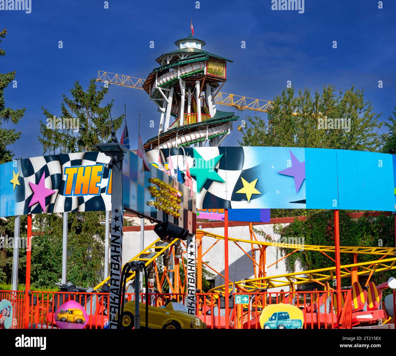 Vecchia torre con toboga in legno e attrazioni moderne per i bambini nel parco divertimenti di Viennes Prater, Austria Foto Stock