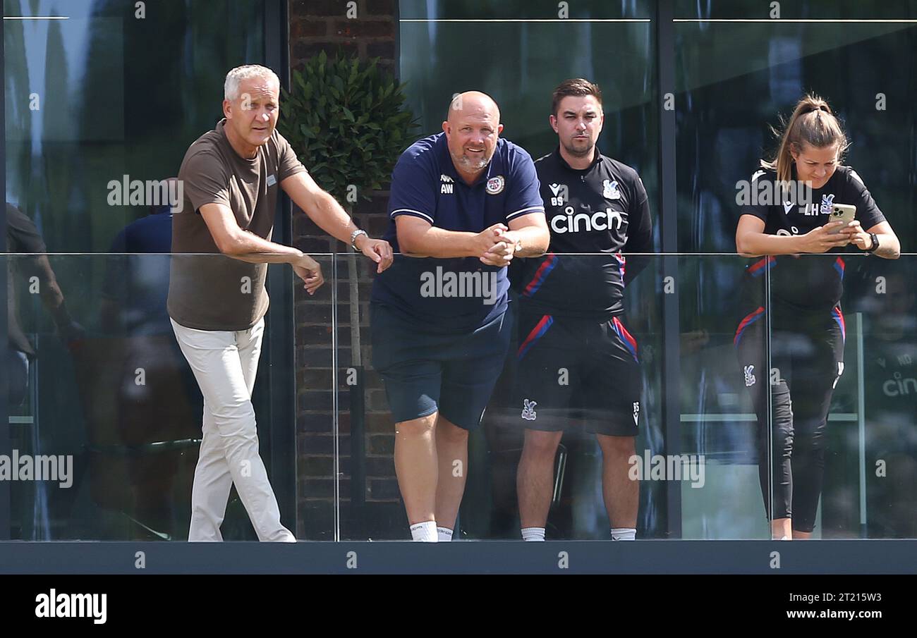 Andy Woodman, manager del Bromley FC e Keith Millen, ex manager e allenatore dei Crystal Palace. Crystal Palace U21 contro Wolverhampton Wanderers U21, Premier League 2, Crystal Palace Academy, Londra. - 26 agosto 2022. Solo per uso editoriale - si applicano le restrizioni DataCo. Foto Stock