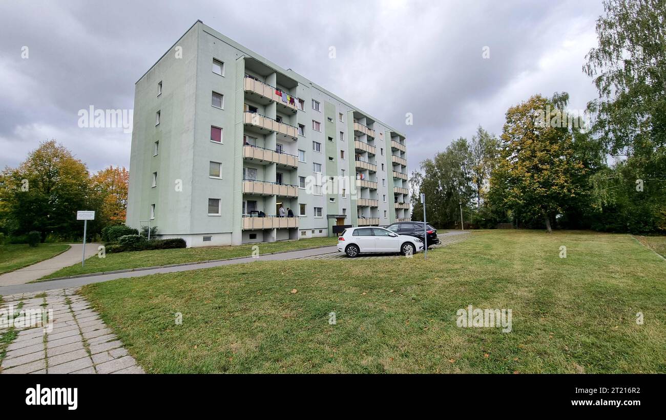 Todessprung Asylbewerber 16.10.2023, Hainichen, Asylbewerberunterkunft so berichtet heute die Landesdirektion Sachsen in einer MedienInformation: Suizid eines abgelehnten Asylbewerbers bei versuchter Überstellung in Die Niederlande Heute Morgen kam es in Hainichen beim Verchordder Staatsangehörigkeit eines Asylbewerder Überstellung eines Asylbewerber 33 Nisider Nisider Nisider Versider Nisider Insider Nisider Susylgerider. Beim Packen Seiner persönlichen Gegenstände in der Wohnung in der Straße Ottendorfer Hang sprang dieser unvermittelt vom Balkon Seines Zimmers im 5. Stock in rund 15 metri Tiefe Foto Stock