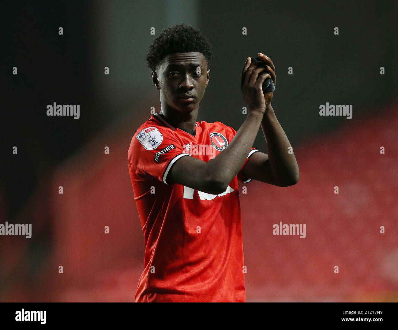 Jesuran Rak-Sakyi del Charlton Athletic in prestito dal Crystal Palace applaude i tifosi - Charlton Athletic contro Plymouth Argyle, Sky Bet League One, The Valley, Charlton, Regno Unito - 16 agosto 2022 solo per uso editoriale - si applicano restrizioni DataCo Foto Stock