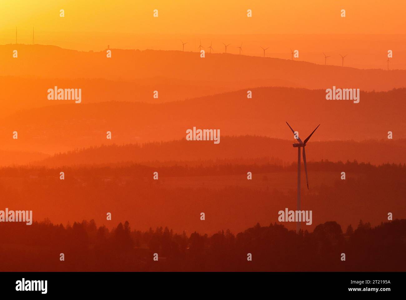 Turbine eoliche al tramonto sul giura, vista da Chasseral, Svizzera Foto Stock