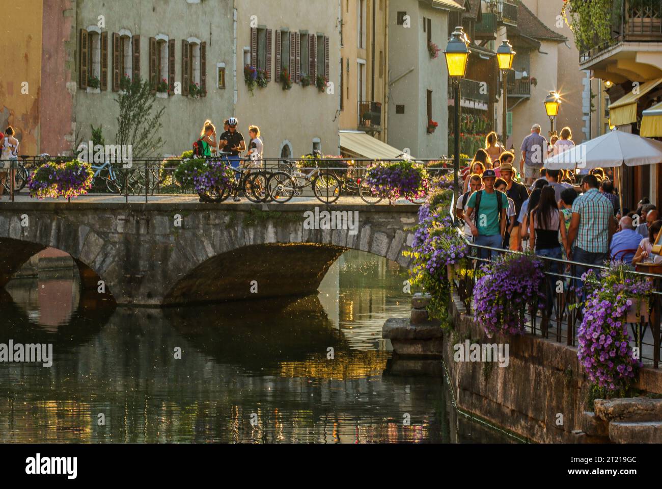 Turisti che visitano la città vecchia di Annecy in Francia Foto Stock