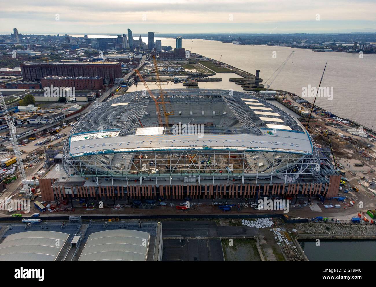 Una vista aerea mentre i lavori di costruzione continuano sul sito del nuovo stadio della squadra di calcio dell'Everton, Bramley-Moore Dock, Liverpool. Data immagine: Lunedì 16 ottobre 2023. Foto Stock