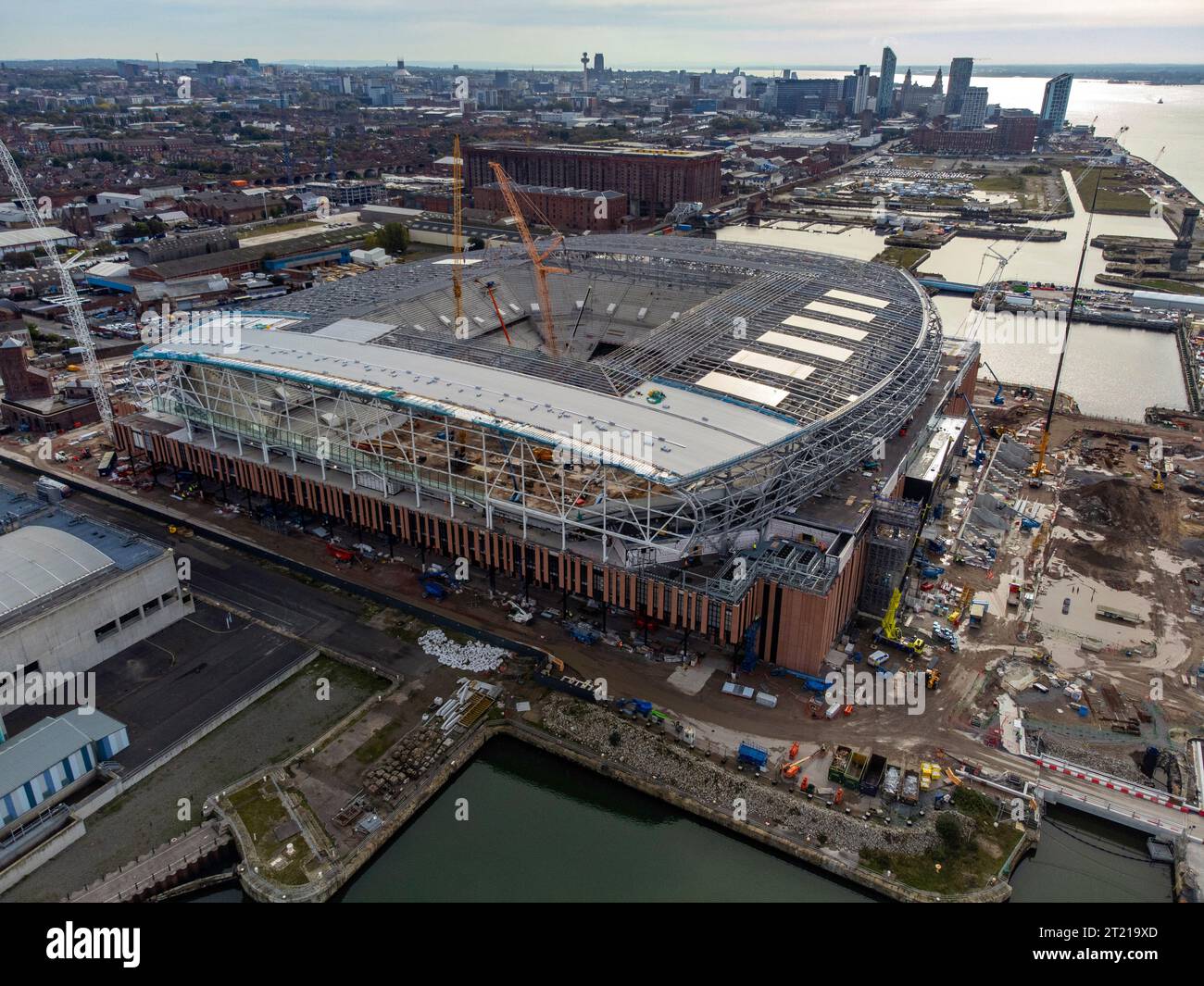 Una vista aerea mentre i lavori di costruzione continuano sul sito del nuovo stadio della squadra di calcio dell'Everton, Bramley-Moore Dock, Liverpool. Data immagine: Lunedì 16 ottobre 2023. Foto Stock