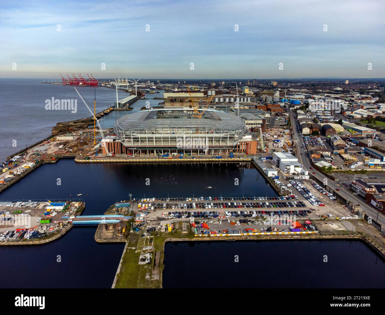 Una vista aerea mentre i lavori di costruzione continuano sul sito del nuovo stadio della squadra di calcio dell'Everton, Bramley-Moore Dock, Liverpool. Data immagine: Lunedì 16 ottobre 2023. Foto Stock