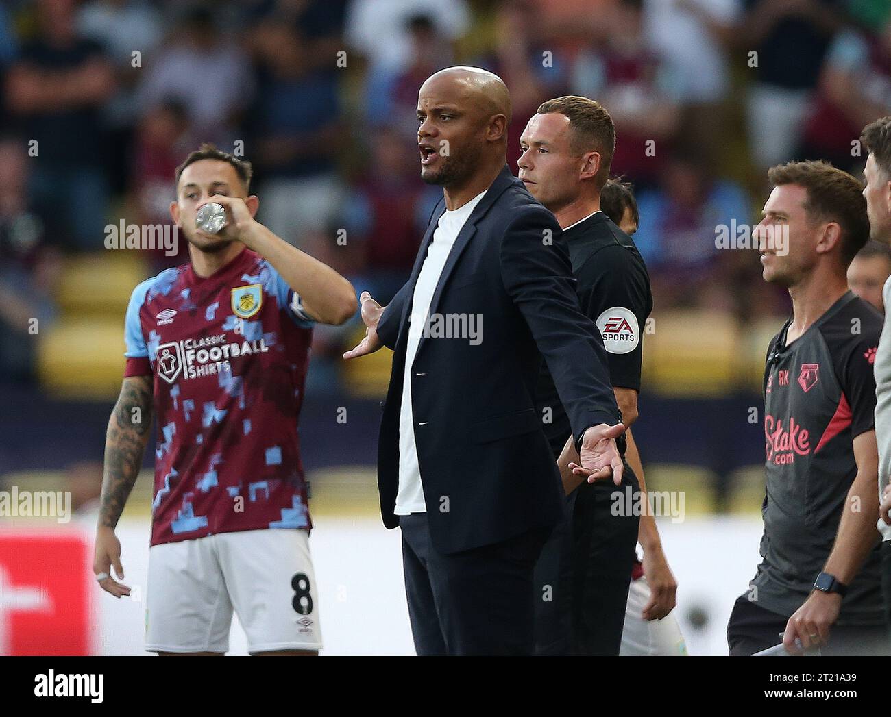 Vincent Kompany Manager di Burnley sembra infastidito e frustrato dall'arbitro, Thomas Bramall contro Watford. - Watford contro Burnley, Sky Bet Championship, Vicarage Road Stadium, Watford. - 12 agosto 2022. Solo per uso editoriale - si applicano le restrizioni DataCo. Foto Stock