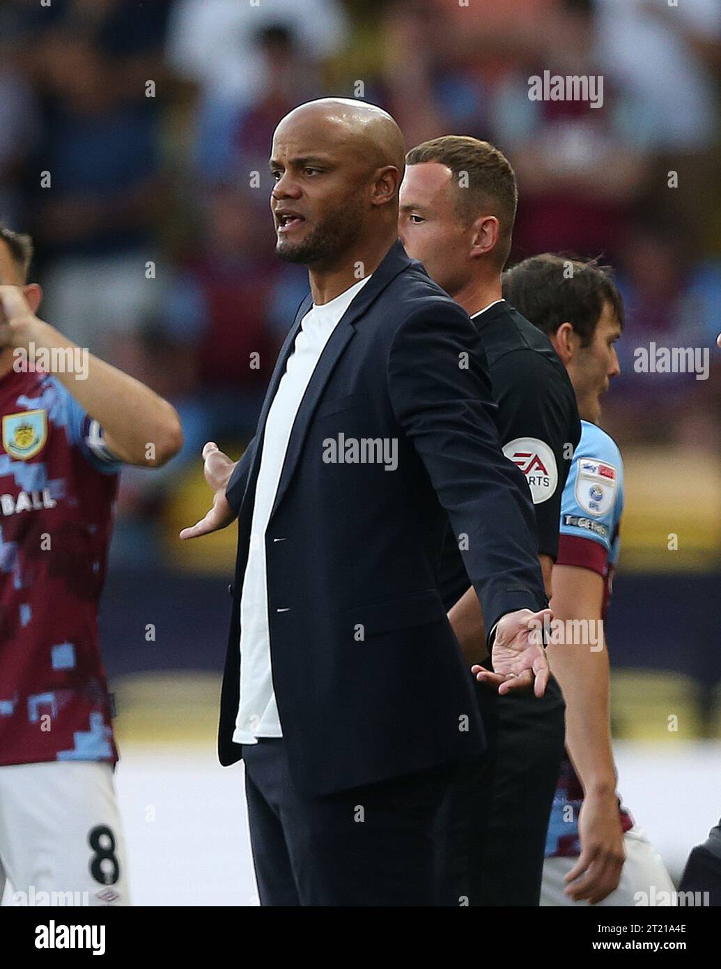 Vincent Kompany Manager di Burnley sembra infastidito e frustrato dall'arbitro, Thomas Bramall contro Watford. - Watford contro Burnley, Sky Bet Championship, Vicarage Road Stadium, Watford. - 12 agosto 2022. Solo per uso editoriale - si applicano le restrizioni DataCo. Foto Stock