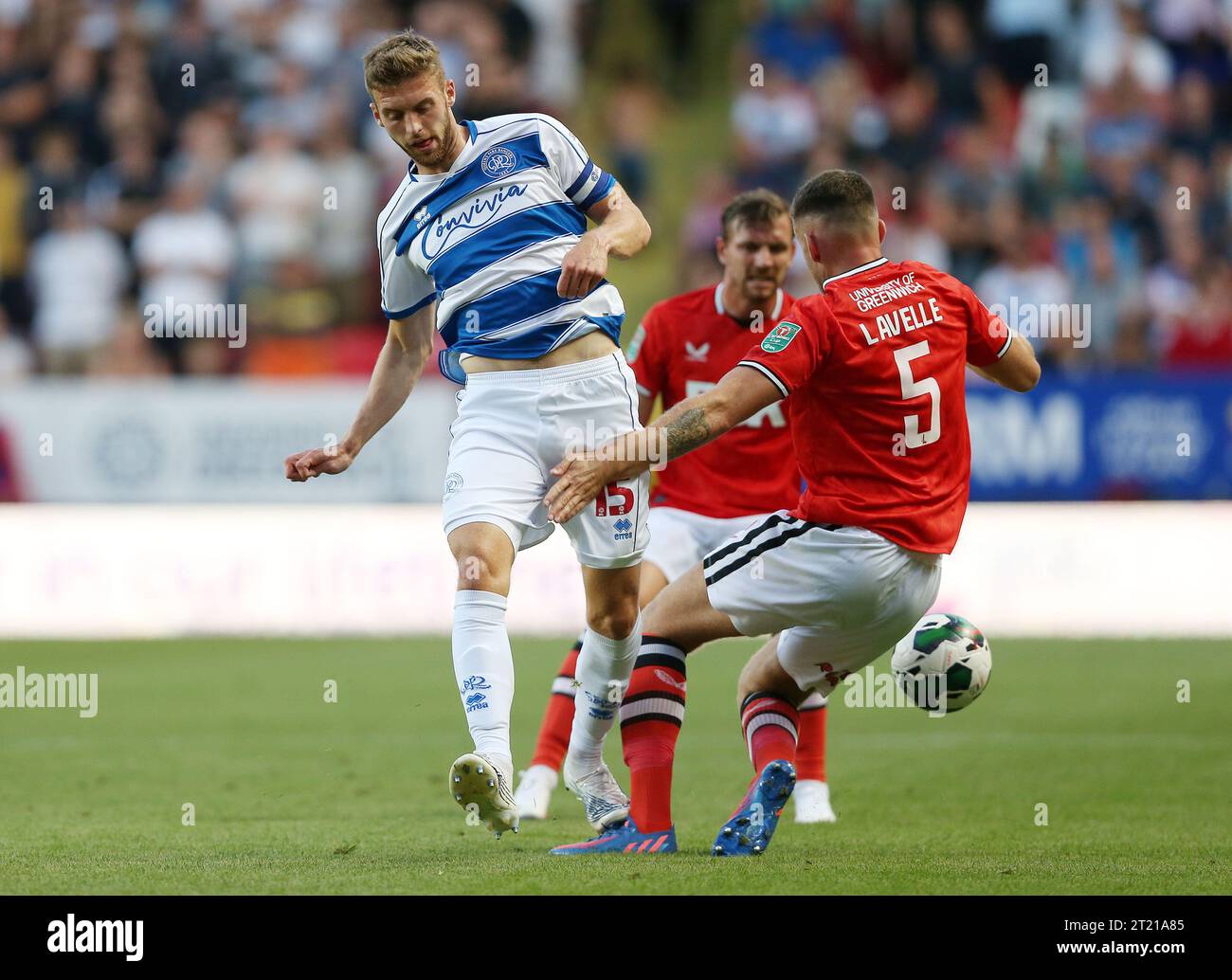 Sam Field dei Queens Park Rangers si batte per il ballo con Sam Lavelle del Charlton Athletic. - Charlton Athletic / Queens Park Rangers, EFL Cup, Carabao Cup, primo round, The Valley Stadium, Londra. - 9 agosto 2022. Solo per uso editoriale - si applicano le restrizioni DataCo. Foto Stock