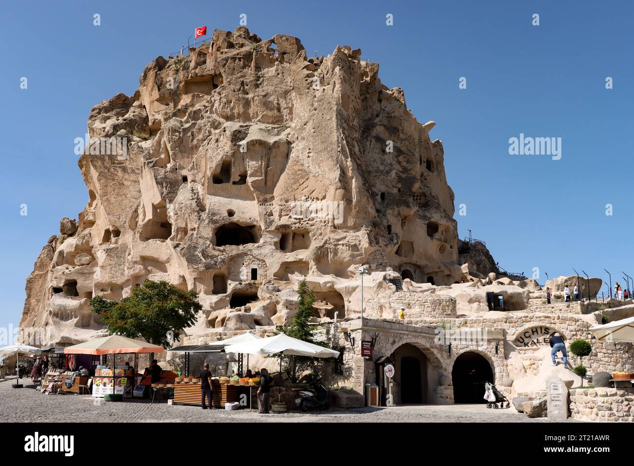 Uchisar, Cappadocia Turchia - 11 luglio 2023: Vista esterna del castello di Uchisar Foto Stock