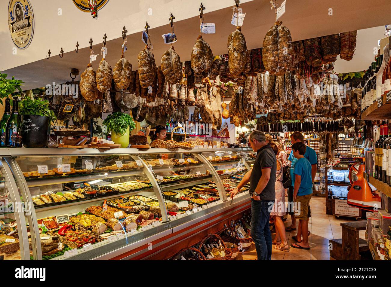 Clienti all'interno di gastronomie a Calvi, Corsica Foto Stock