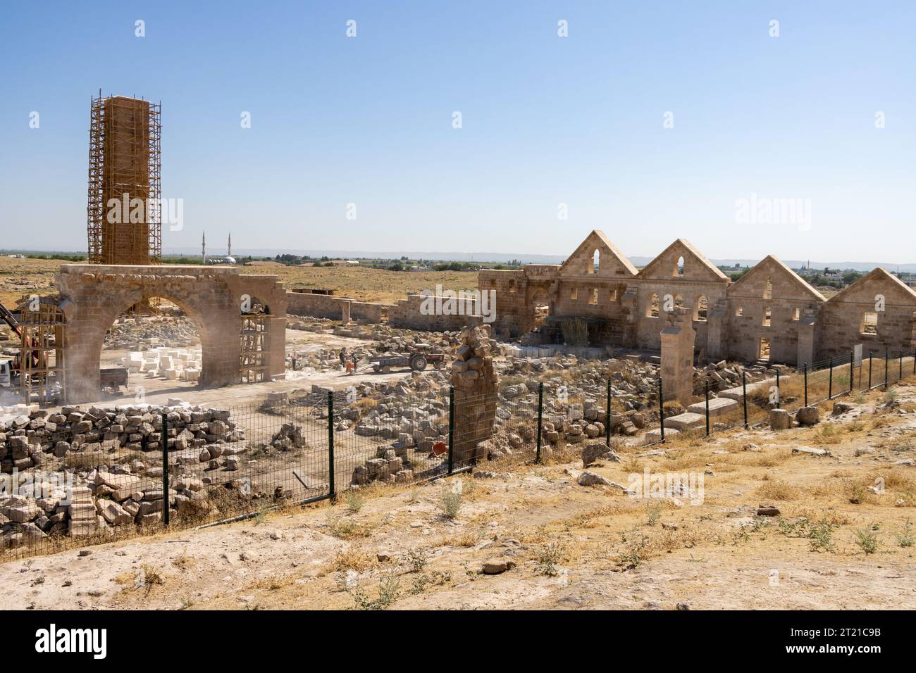 Harran, Sanliurfa, Turchia - 16 luglio 2023: Lavori di restauro delle rovine della storica Università di Harran Foto Stock