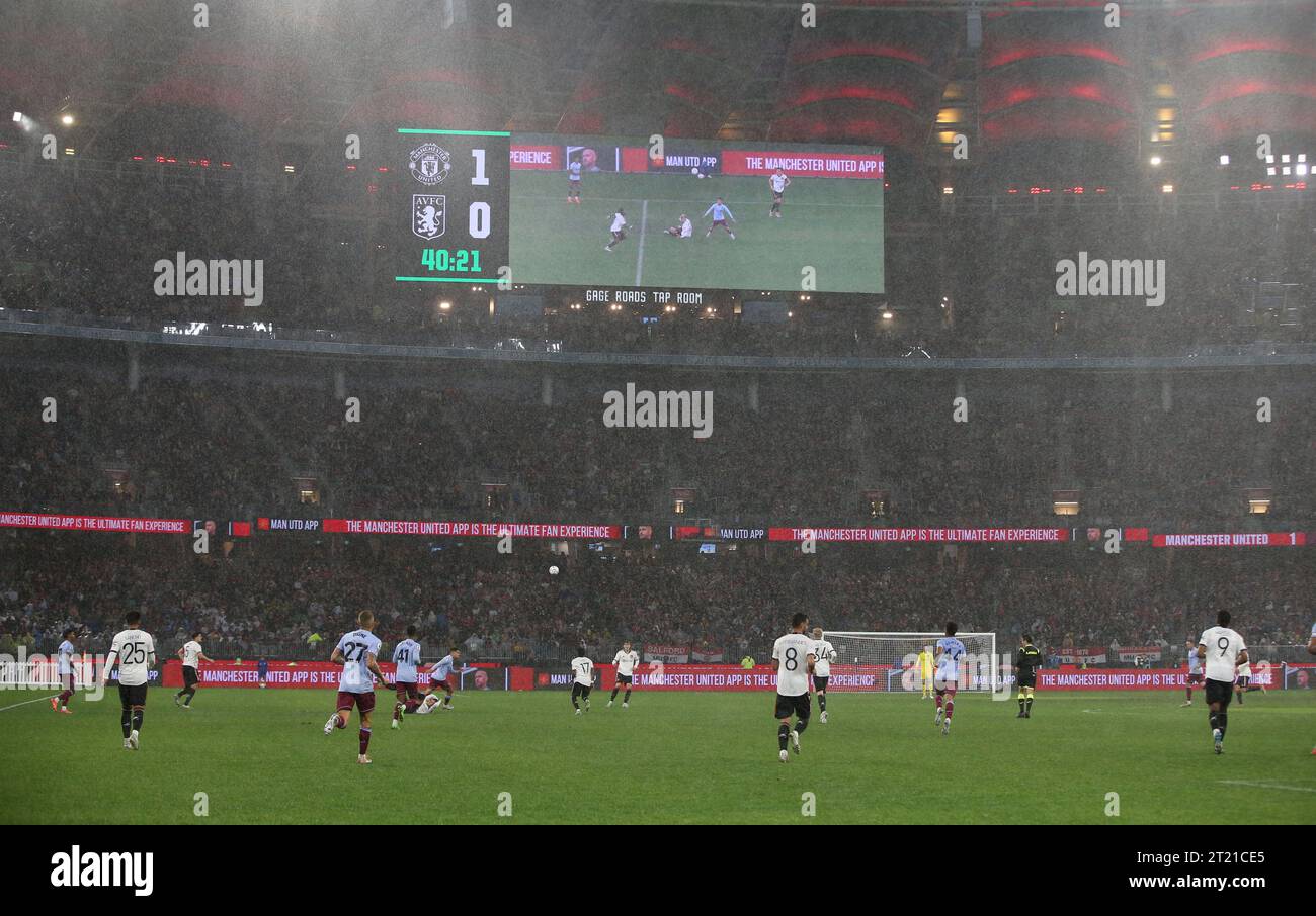 Pioggia torrenziale durante la partita tra Manchester United e Aston Villa nella partita pre-stagionale ICON Festival of Football all'Optus Stadium il 23 luglio 2022. - Manchester United contro Aston Villa, Optus Stadium, Perth. - 22 luglio 2022. Solo per uso editoriale Foto Stock