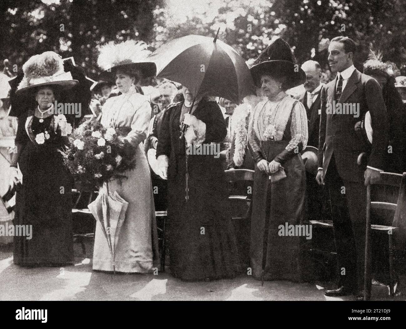 Alfonso XIII, Vittoria Eugenia di Battenberg, Infanta Beatriz, Principessa di Civitella-Cesi, Infanta María Cristina, Contessa Marone e duchessa di Argyll all'inaugurazione del Bazaar di Osborne, organizzato a beneficio dei poveri dell'Isola di Wight. Da Mundo grafico, pubblicato nel 1912. Foto Stock