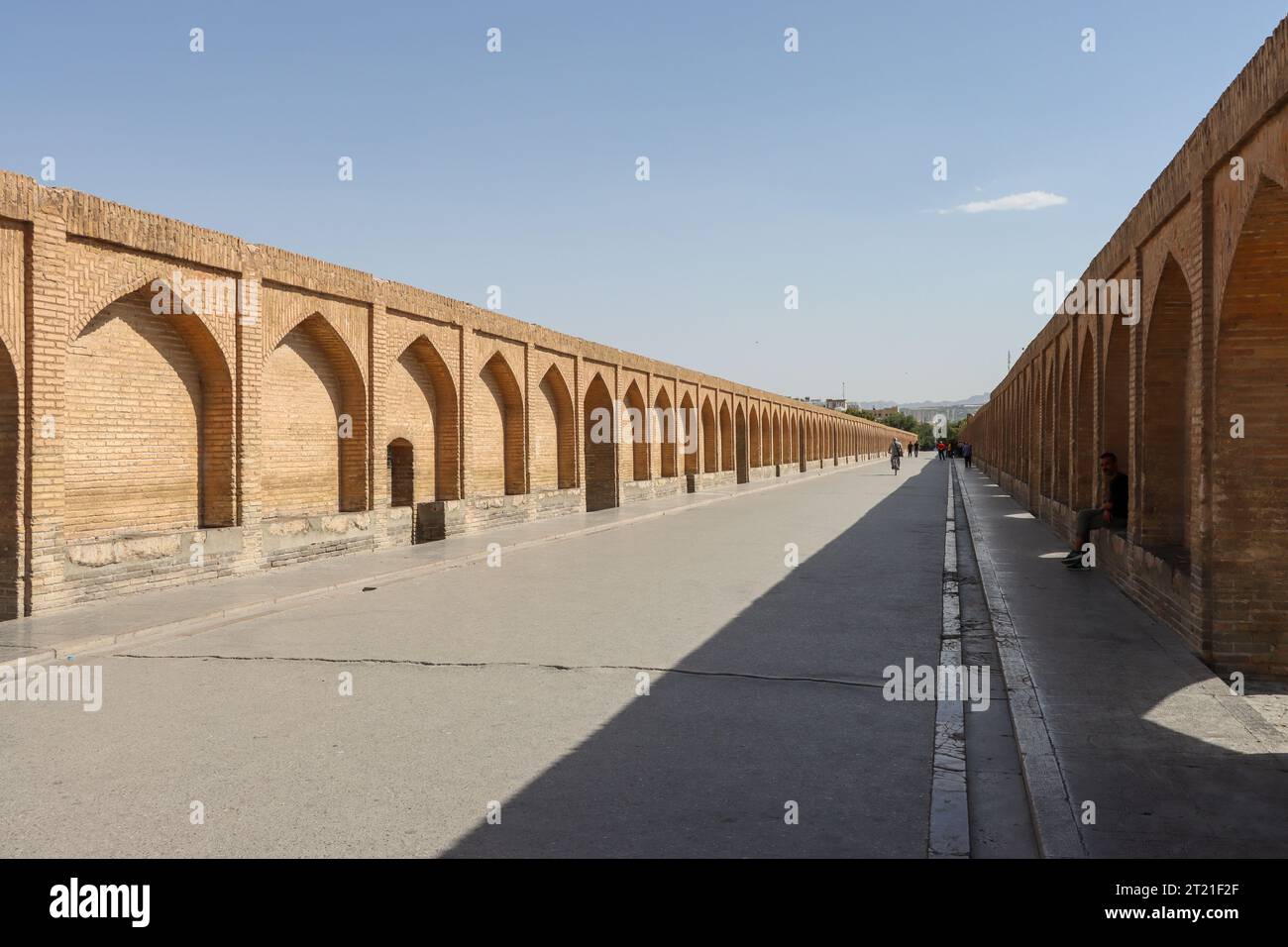 Isfahan, Iran - luglio 31 2023: Ponte si-o-se-pol. Il famoso ponte in pietra a due piani con 33 archi sul fiume Zayandeh a Isfahan Foto Stock