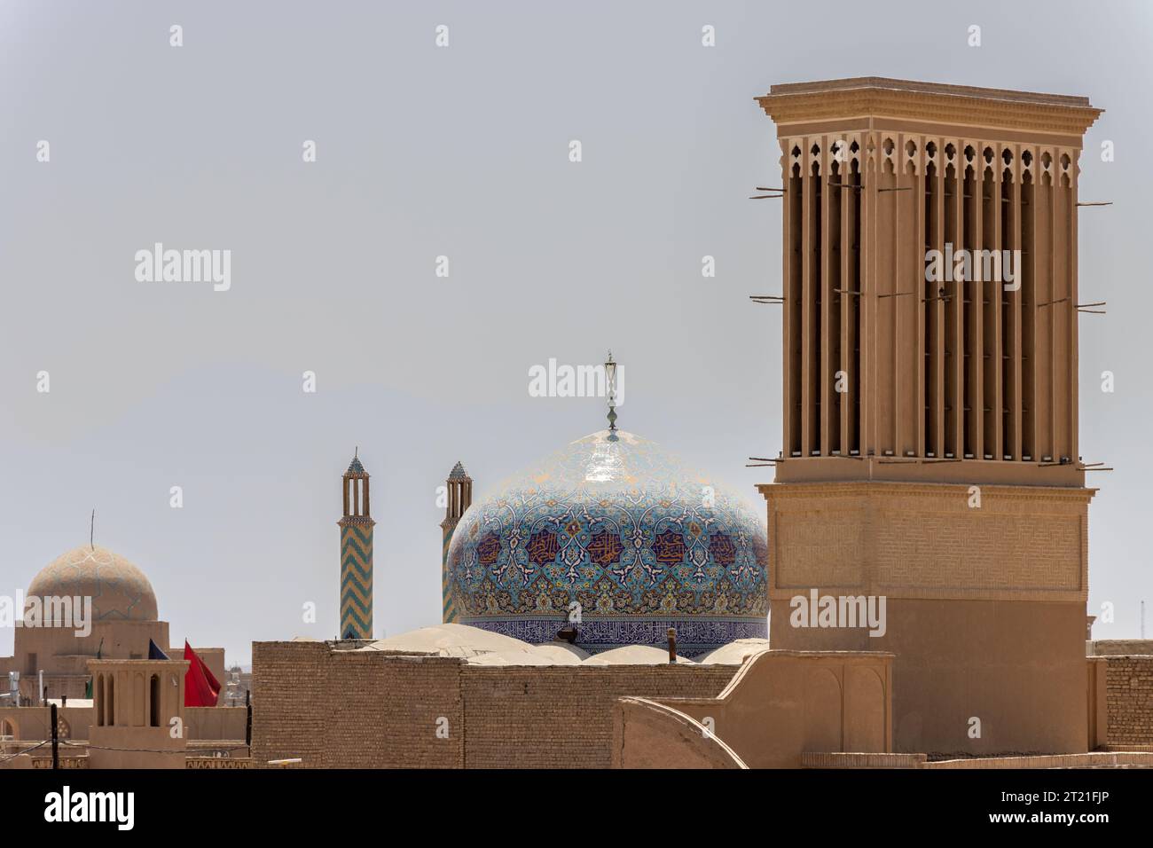 Vista generale della città di Yazd, Iran. Dal 2017, la storica città di Yazd è riconosciuta come patrimonio dell'umanità dall'UNESCO Foto Stock