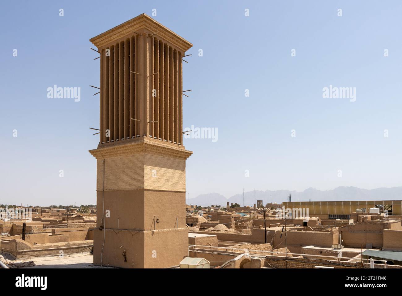 Vista generale della città di Yazd, Iran. Dal 2017, la storica città di Yazd è riconosciuta come patrimonio dell'umanità dall'UNESCO Foto Stock