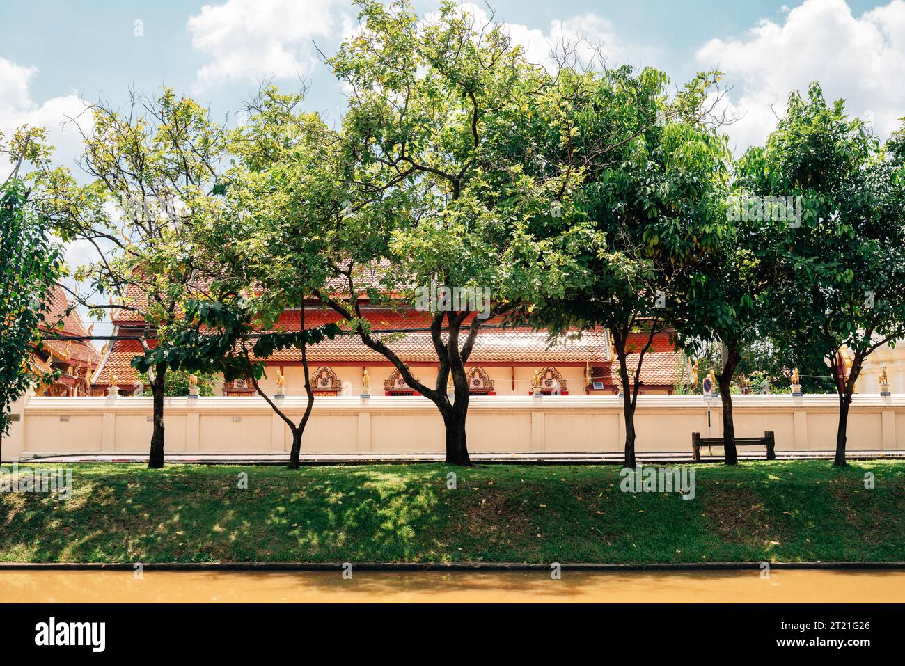 Il fossato e il tempio della città vecchia di Chiang mai in Thailandia Foto Stock