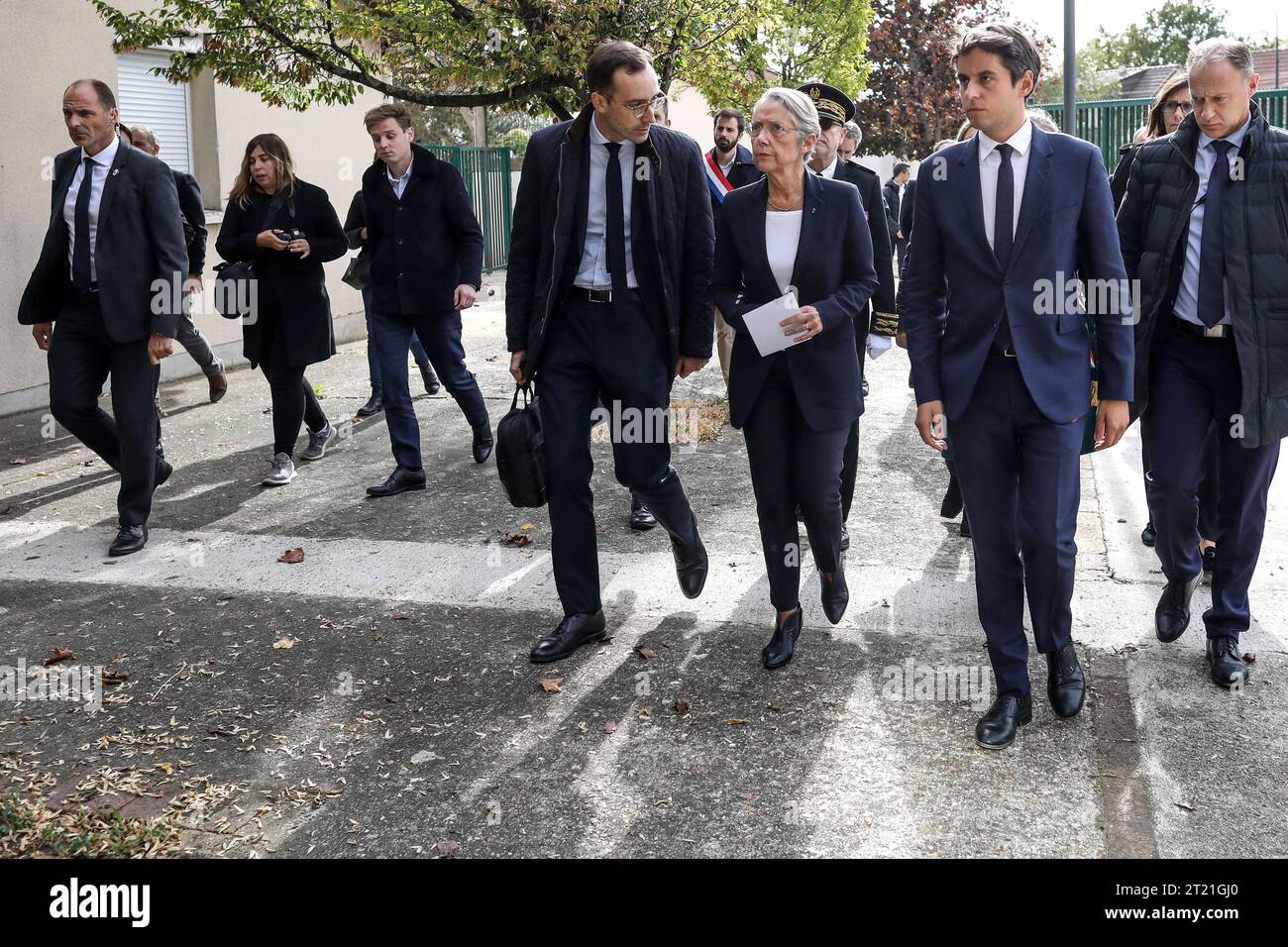 Conflans Sainte Honorine, Francia. 16 ottobre 2023. Il capo di stato maggiore del primo ministro francese Thomas Lavielle, il primo ministro francese Elisabeth Borne e il ministro francese dell'istruzione e della gioventù Gabriel Attal durante una cerimonia di tributo per gli insegnanti francesi uccisi Samuel Paty e Dominique Bernard al collegio Bois d'Aulne di Conflans-Sainte-Honorine, vicino Parigi, il 16 ottobre 2023. Foto di Stephane Lemouton/Pool/ABACAPRESS.COM credito: Abaca Press/Alamy Live News Foto Stock