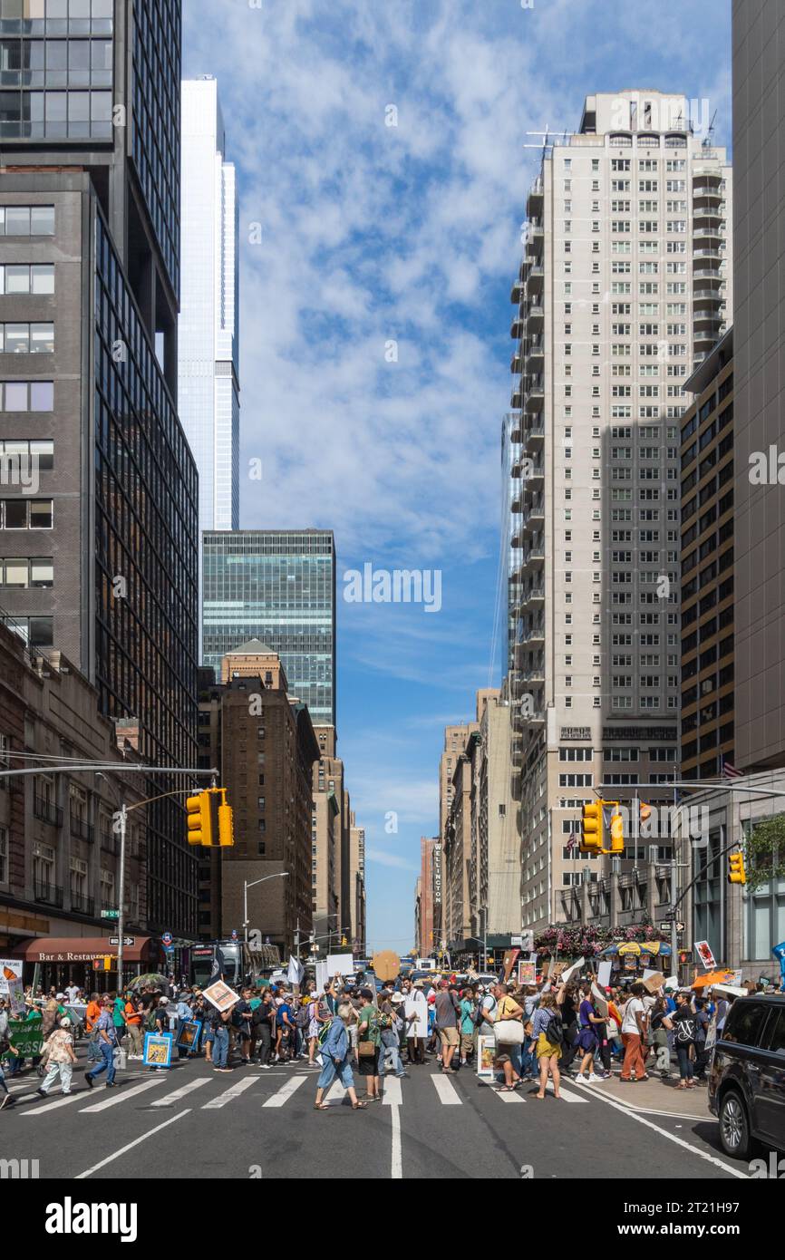 NEW YORK, USA, - 17 SETTEMBRE 2023. Attivisti ambientali e manifestanti per il cambiamento climatico che marciano in una manifestazione e fermano il traffico a New York Foto Stock