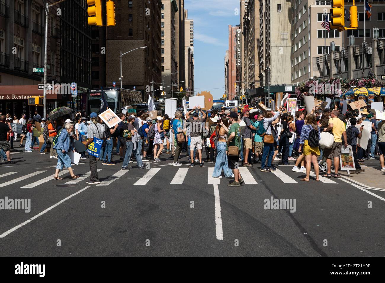 NEW YORK, USA, - 17 SETTEMBRE 2023. Attivisti ambientali e manifestanti per il cambiamento climatico che marciano in una manifestazione e fermano il traffico a New York Foto Stock