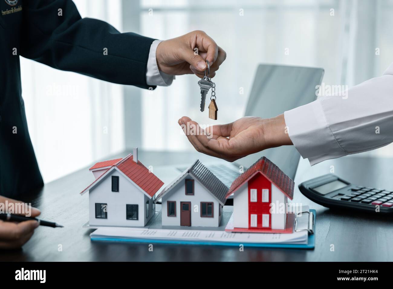 I rappresentanti delle vendite in camera, i rappresentanti di vendita consigliano i dettagli relativi agli alloggi nel progetto ai clienti interessati a visualizzare le case in t Foto Stock