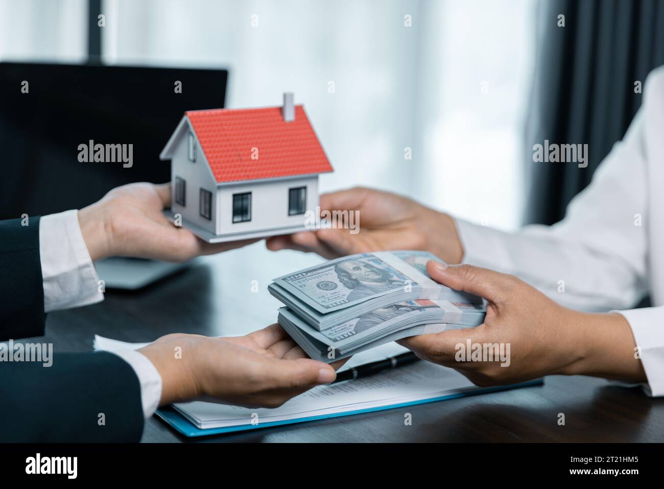 I rappresentanti delle vendite in camera, i rappresentanti di vendita consigliano i dettagli relativi agli alloggi nel progetto ai clienti interessati a visualizzare le case in t Foto Stock